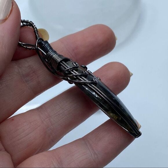 Copper Wired Labradorite Pendant - Picture 7 of 7